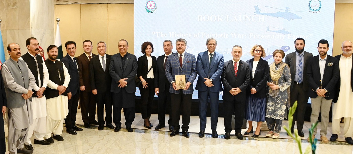 Islamabad: 09.10.2025: Deputy Speaker National Assembly Syed Ghulam Mustafa Shah in a group photo with participants of Launch ceremony of the Book “The History of Patriotic War: Personality Factor” jointly organized by the National Assembly of Pakistan and the Embassy of Azerbaijan at the Parliament House