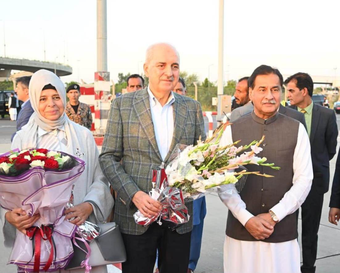 Islamabad 12.10.2025: Speaker National Assembly Sardar Ayaz Sadiq receiving Speaker of the Grand National Assembly of Turkiye Mr. Numan Kurtulmuş on his arrival at Islamabad Airport.