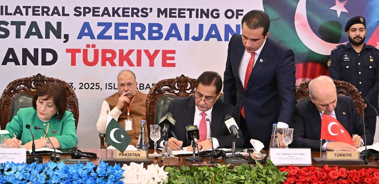 Islamabad 13.10.2025: Speaker National Assembly of Pakistan Sardar Ayaz Sadiq, Speaker of the Milli Majlis of Azerbaijan Ms. Sahiba Gafarova , and Speaker of Turkiye Mr. Numan Kurtulmus are signing the Islamabad Declaration on the occasion of Third Trilateral Speakers meeting held in Islamabad.