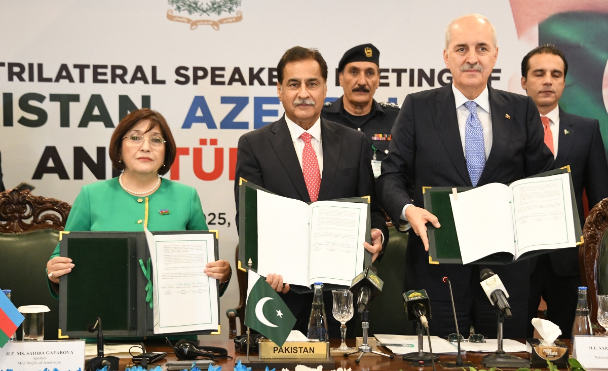 Islamabad 13.10.2025: Speaker National Assembly Sardar Ayaz Sadiq, Speaker of the Grand National Assembly of Turkiye Mr. Numan Kurtulmus and Speaker of the Milli Majlis of Azerbaijan Ms. Sahiba Gafarova pose for a photograph after the Signing Ceremony of the Islamabad Declaration on the occasion of Third Trilateral Speakers Meeting of Azerbaijan, Pakistan and Turkiye at Parliament House.