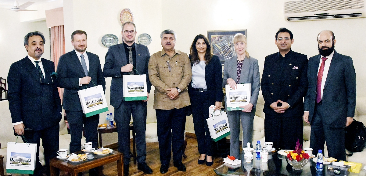 Islamabad 28.10.2025: Deputy Speaker National Assembly Syed Ghulam Mustafa Shah in a group photo with Member of the German Parliament Ms.Derya Turk Nachbauer along with Ambassador of Germany Ms.Ina Iepel