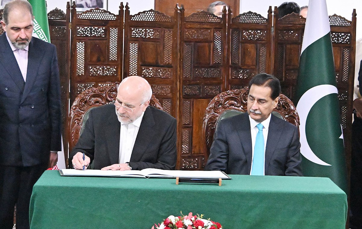 Islamabad 05.11.2025. Speaker of the Islamic Consultative Assembly of Iran Mohammad Bagher Ghalibaf inscribing his remarks in visitor Book in Parliament House.