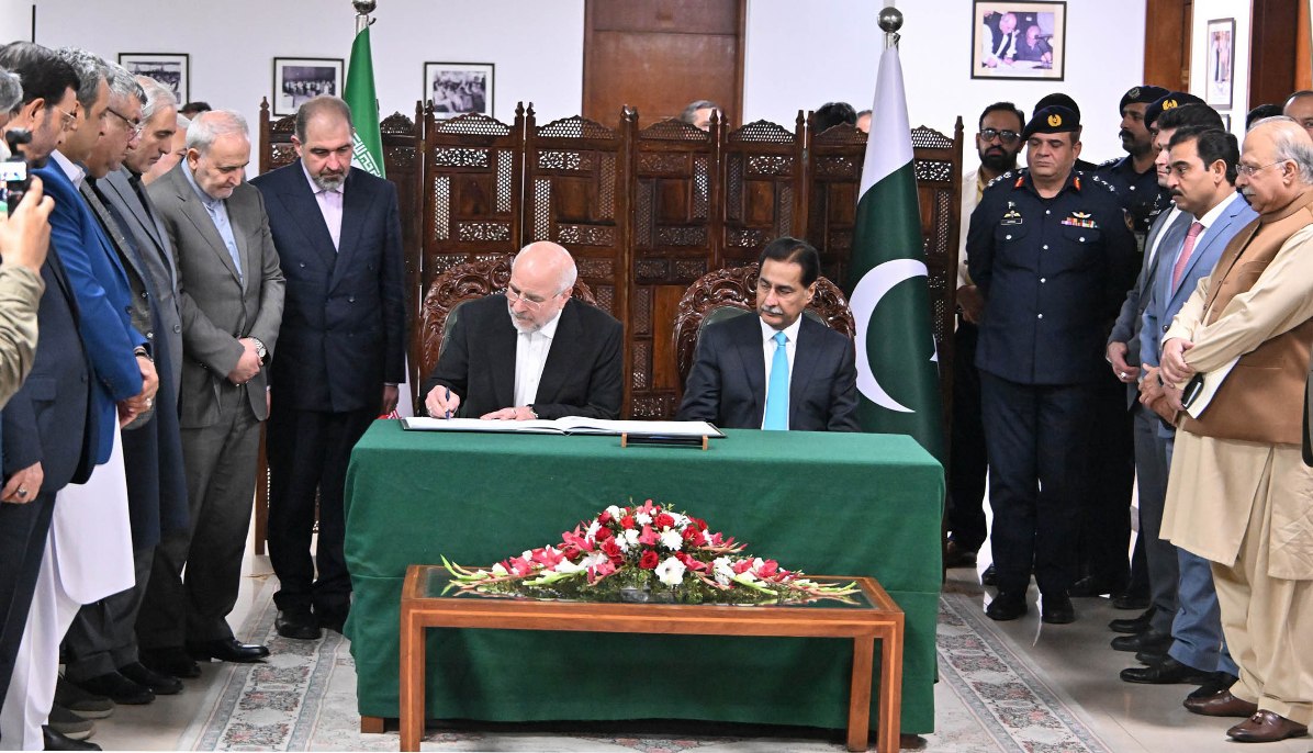  Islamabad 05.11.2025: Speaker of the Islamic Consultative Assembly of Iran Mohammad Bagher Ghalibaf inscribing his remarks in Visitor Book in Parliament House. 