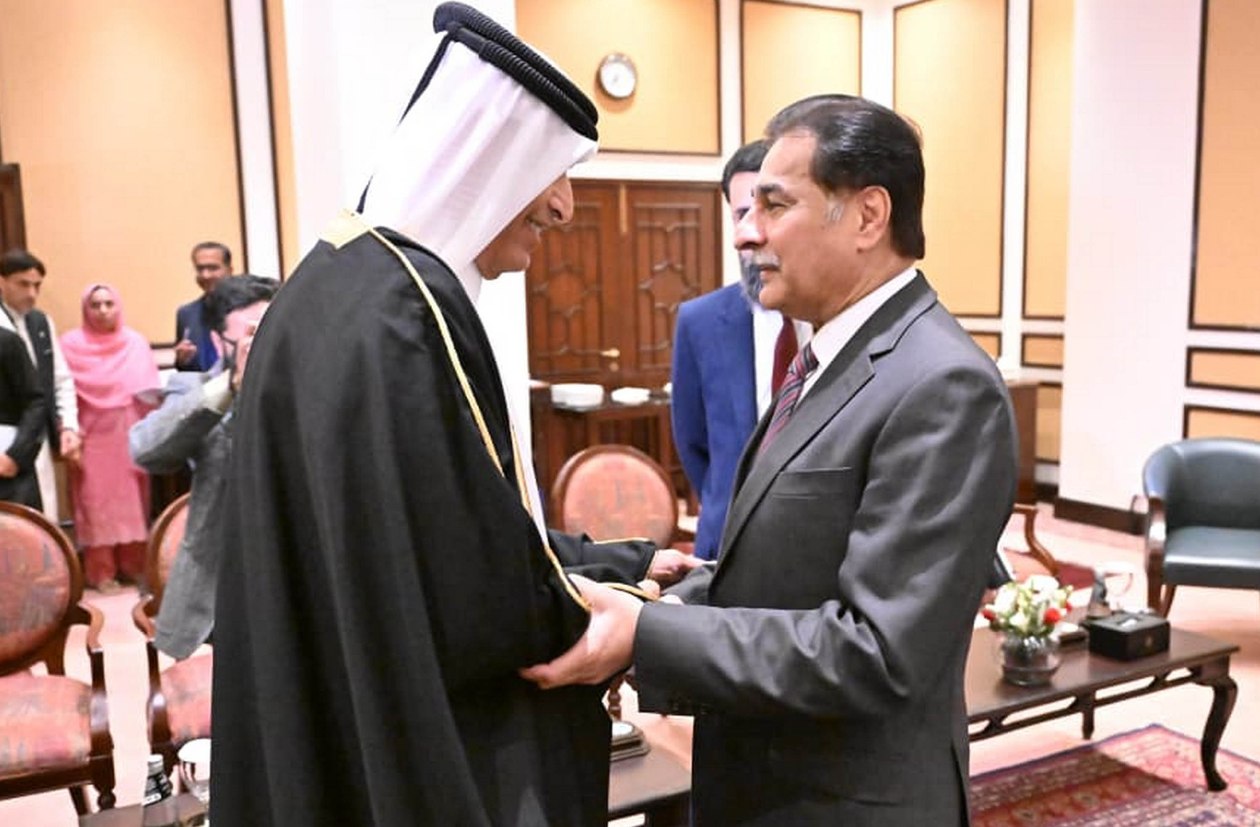 Islamabad 10.11.2025: Speaker National Assembly Sardar Ayaz Sadiq receiving Speaker Council of the State of Qatar Mr. Hassan bin Abdulla Al-Ghanim.