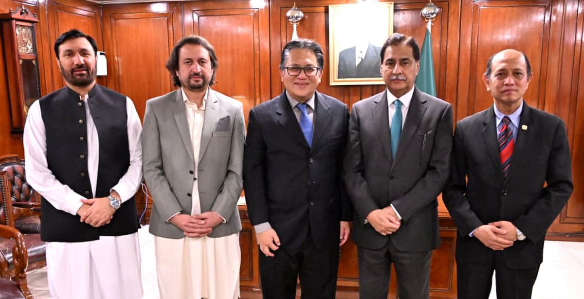 Islamabad 11.11.2025: Speaker National Assembly Sardar Ayaz Sadiq in a group photo with Malaysian Parliamentary delegation headed by Deputy President of Malaysian Senate Mr. Datuk Nur Jazlan bin Tan Sri Mohamed at Parliament House
