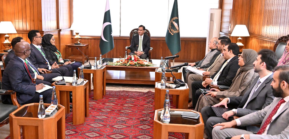 Islamabad 12.11.2025: Speaker National Assembly Sardar Ayaz Sadiq in a meeting with Parliamentary delegation from the Federal Republic of Somalia headed by Deputy Speaker House of Peoples of the Federal Republic of Somalia Ms. Sadiya Yassin Haji at Parliament House.