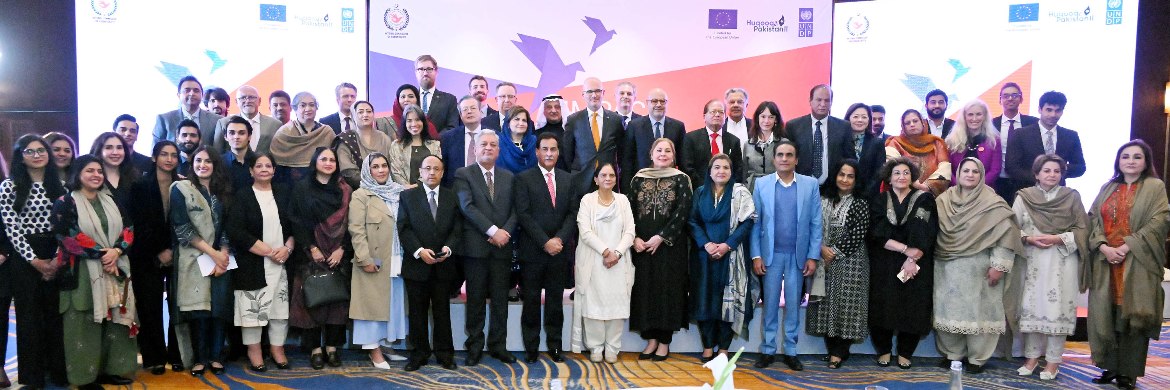 Islamabad 25.11.2025: Speaker National Assembly Sardar Ayaz Sadiq in a group photo with participants of National Commission on Human Rights event on "Impact Through Courage"