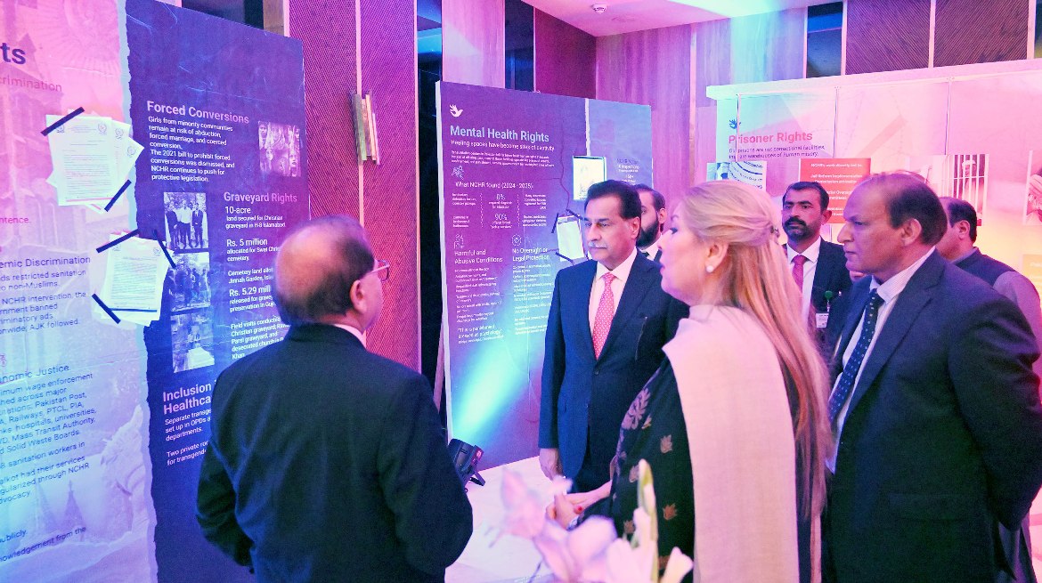 Islamabad 25.11.2025: Speaker National Assembly Sardar Ayaz Sadiq witnessing the Photo Exhibition of National Commission on Human Rights event on "Impact Through Courage"