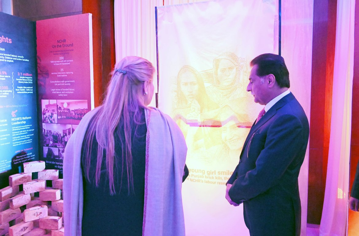 Islamabad 25.11.2025: Speaker National Assembly Sardar Ayaz Sadiq witnessing the Photo Exhibition of National Commission on Human Rights event on "Impact Through Courage"