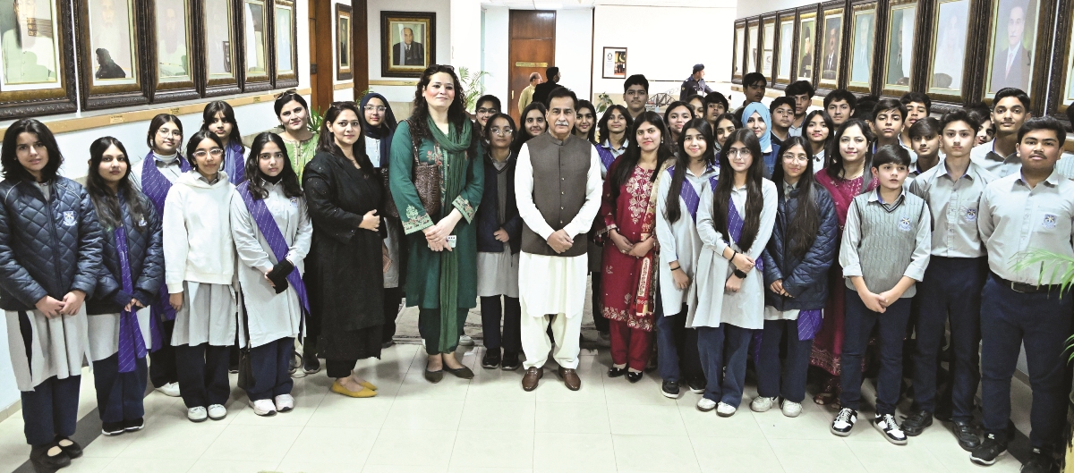 Islamabad 28.11.2025: Speaker National Assembly Sardar Ayaz Sadiq in a group photo with Students and Faculty Members from Beaconhouse School System Wah Cantt at Parliament House