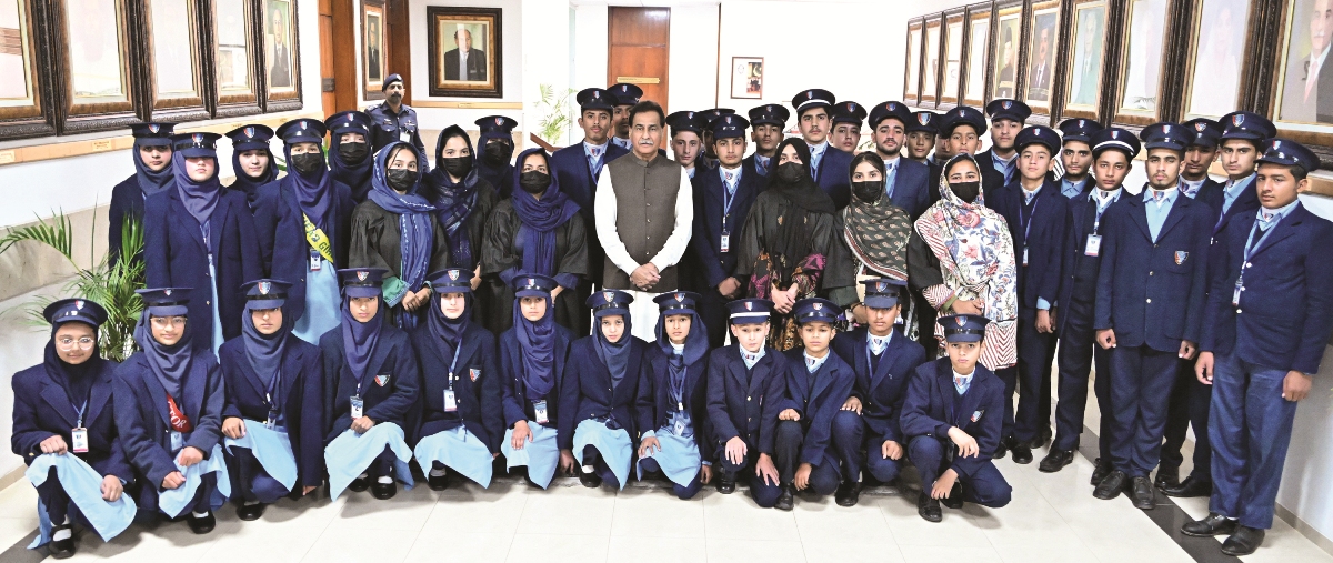 Islamabad 28.11.2025: Speaker National Assembly Sardar Ayaz Sadiq in a group photo with Students and Faculty Members from Askari Education School and College System, Mansehra at Parliament House