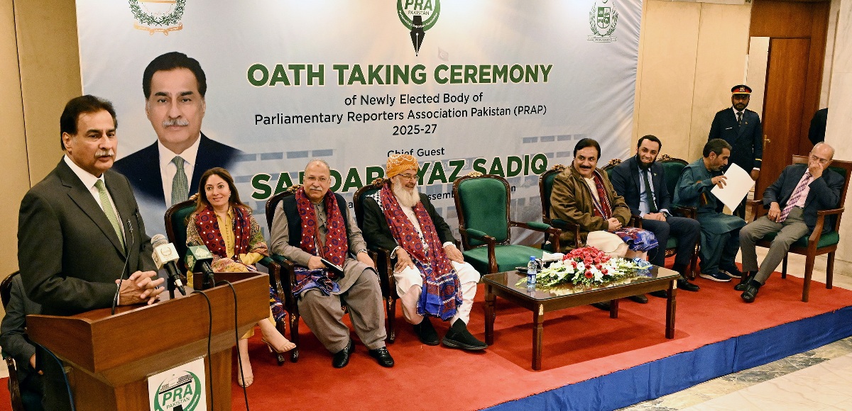 Islamabad 02.12.2025: Speaker National Assembly Sardar Ayaz Sadiq addressing the participants of Oath Taking of the Elected Body of the Parliamentary Reporter’s Association (PRA) at Parliament House.