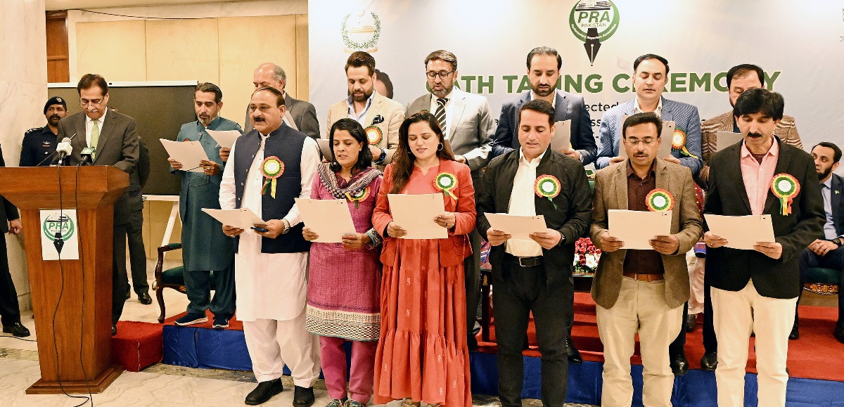 Islamabad 02.12.2025: Speaker National Assembly Sardar Ayaz Sadiq taking Oath of the Elected Body of the Parliamentary Reporter’s Association (PRA) at Parliament House.