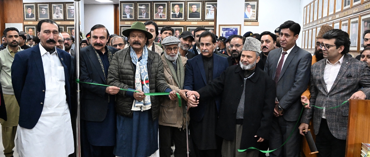 Islamabad 08.12.2025: Speaker NA Sardar Ayaz Sadiq along with Federal Minister\Chairman Parliamentary Committee on Kashmir Rana Muhammad Qasim Noon inauguration the "KASHMIR" corner established in the library to highlight the Kashmir Cause 