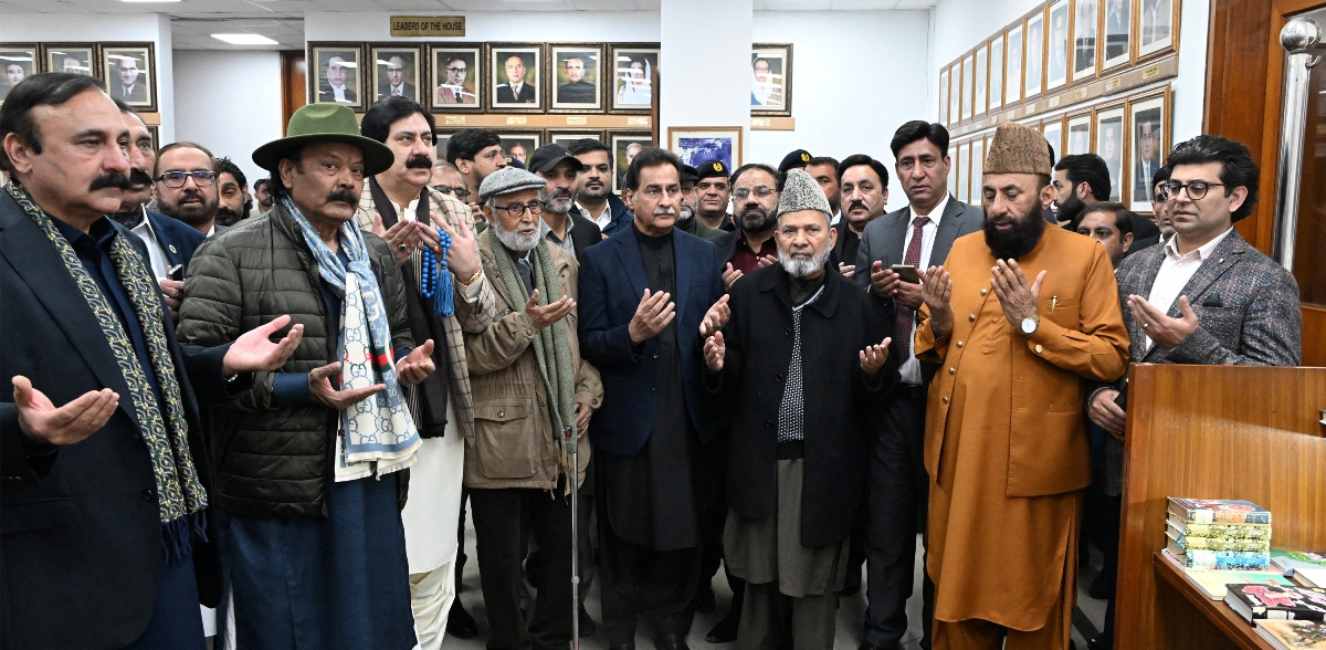 Islamabad 08.12.2025: Speaker NA Sardar Ayaz Sadiq along with Federal Minister\Chairman Parliamentary Committee on Kashmir Rana Muhammad Qasim Noon inauguration the "KASHMIR" corner established in the library to highlight the Kashmir Cause 