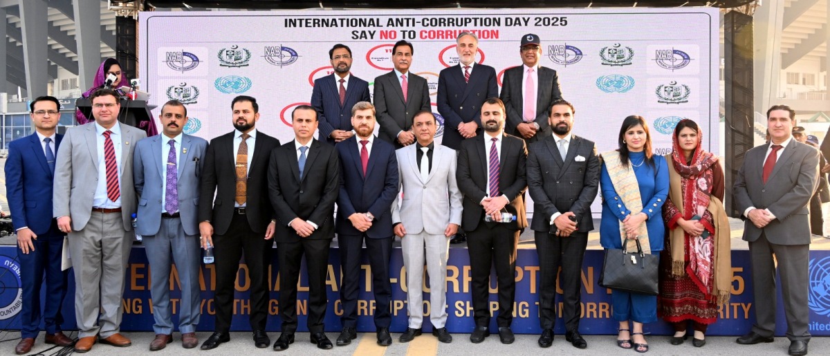 Islamabad 10.12.2025: Speaker National Assembly Sardar Ayaz Sadiq in a group photo with Participants of "Awareness Walk against Corruption" at Pakistan Sports Complex.