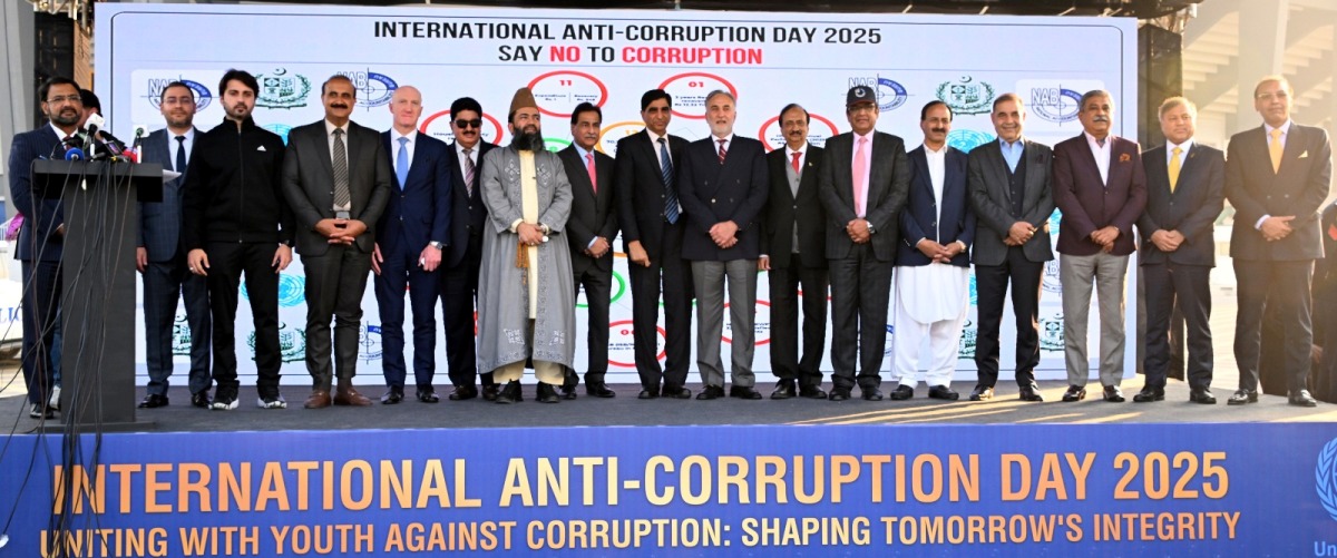 Islamabad 10.12.2025: Speaker National Assembly Sardar Ayaz Sadiq in a group photo with Participants of "Awareness Walk against Corruption" at Pakistan Sports Complex.