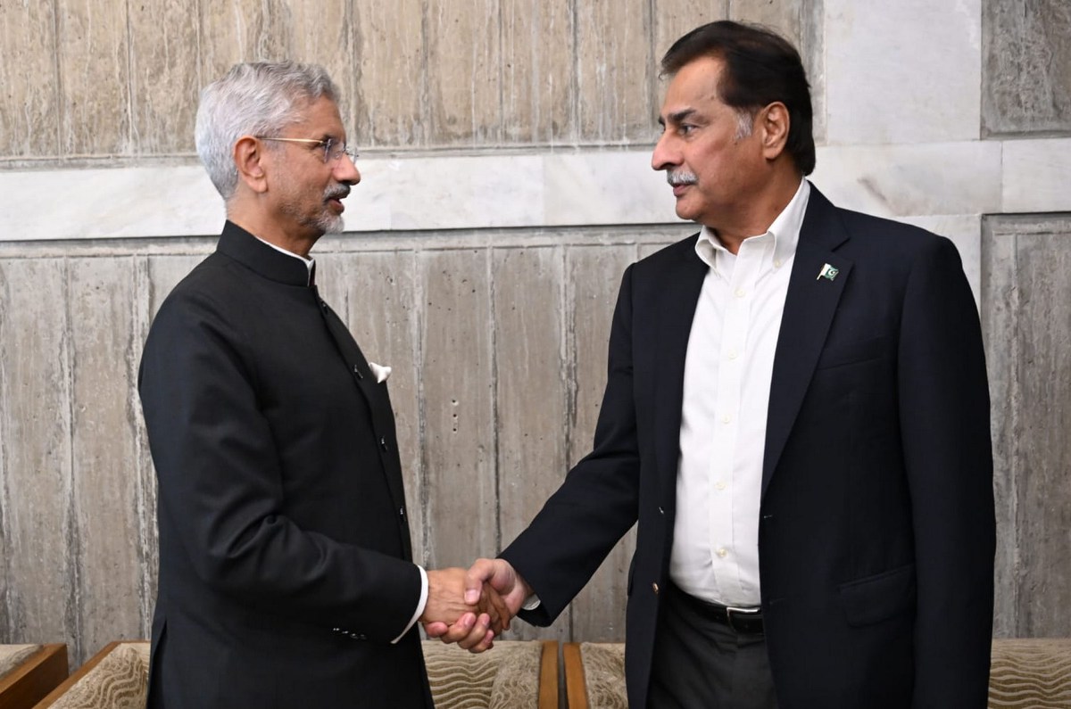 Dhaka 31.12.2025: Indian Minister of External Affairs Dr. S. Jaishankar shaking hands with Speaker National Assembly Sardar Ayaz Sadiq in Dhaka, Bangladesh