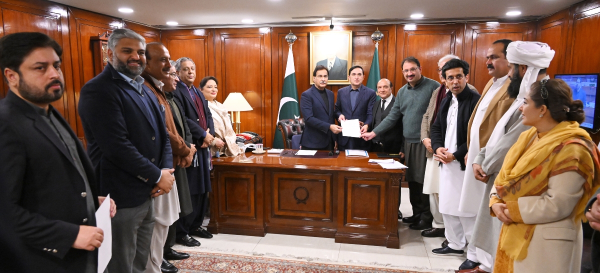 Islamabad 16.01.2026:Speaker National Assembly Sardar Ayaz Sadiq handing over the official notification regarding the appointment of the Leader of the Opposition in the National Assembly to the delegation of Opposition Members at Parliament House