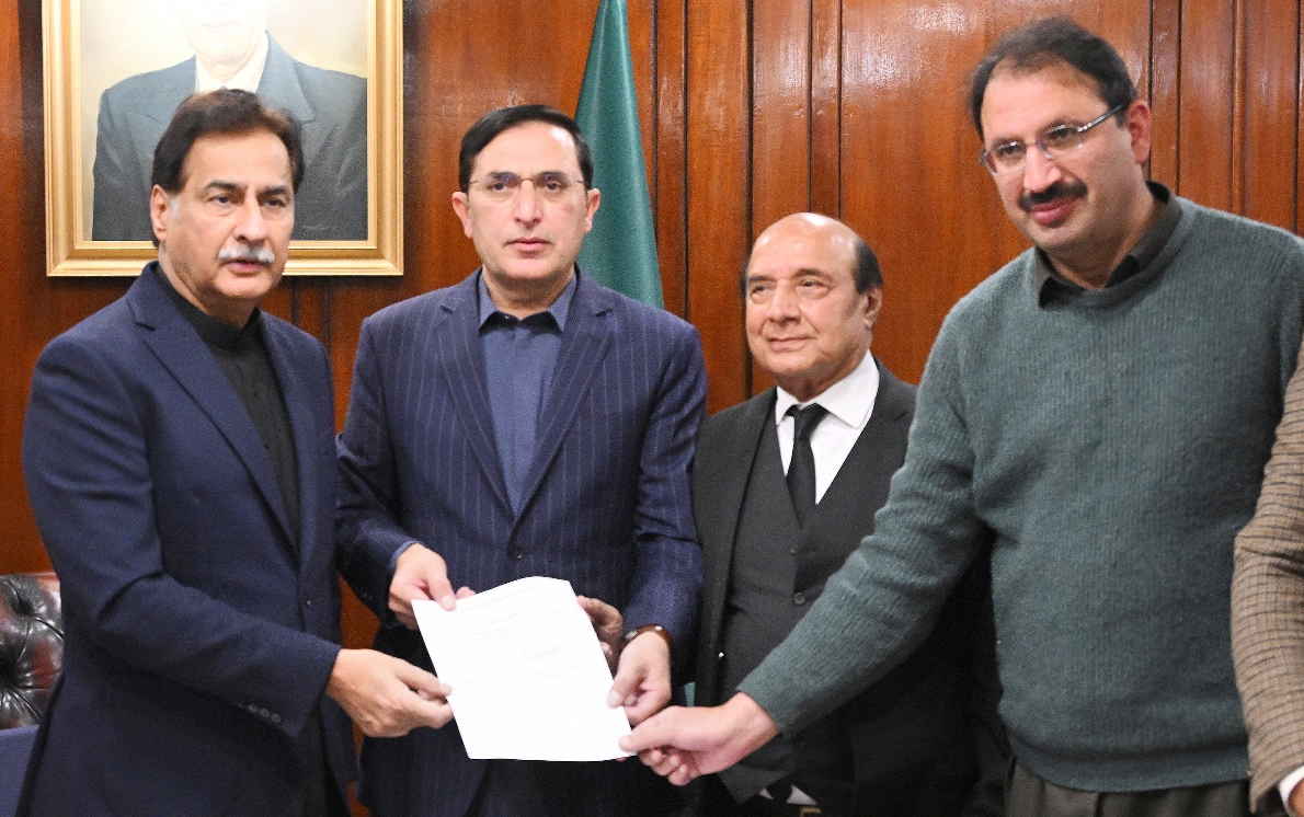 Islamabad 16.01.2026:Speaker National Assembly Sardar Ayaz Sadiq handing over the official notification regarding the appointment of the Leader of the Opposition in the National Assembly to the delegation of Opposition Members at Parliament House