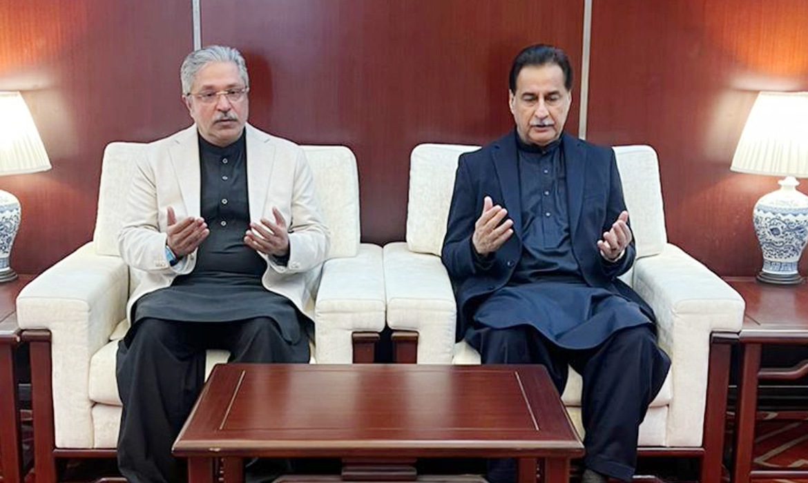 Islamabad 21.01.2026: Speaker National Assembly Sardar Ayaz Sadiq offering fateha for the departed soul of Mother of Prime Minister's Coordinator for Khyber Pakhtunkhwa Affairs Ikhtiar Wali Khan