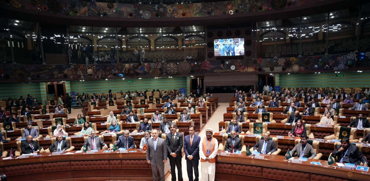 Karachi 04.02.2026: Speaker National Assembly Sardar Ayaz Sadiq in a group photo with international and national delegates from 17 legislatures across the South-East Asia region during the 7th CPA Asia Regional Conference and the 2nd Joint CPA Asia & South-East Asia Regional Conference.