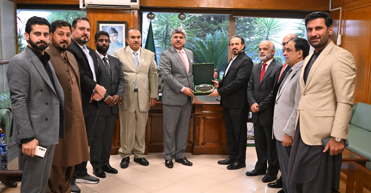 Islamabad 06.02.2026: Deputy Speaker National Assembly Syed Ghulam Mustafa Shah in a group photo with Parliamentary delegation from the Sultanate of Oman at Parliament House