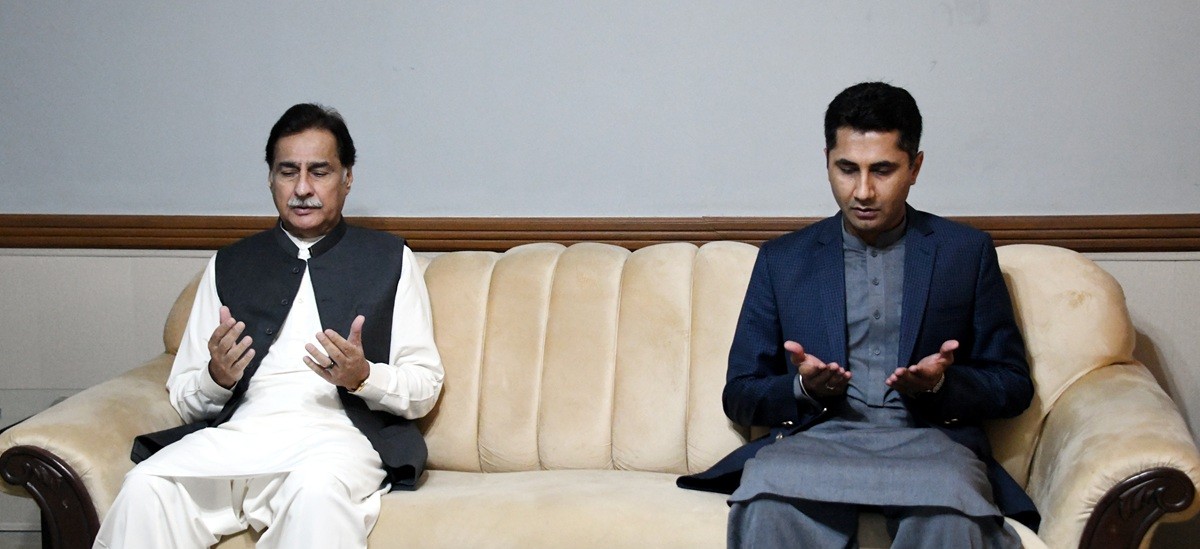 Islamabad 07.04.2026: Speaker National Assembly Sardar Ayaz Sadiq offering fateha for the departed soul of father of Muhammad Miqdad Ali Khan, MNA