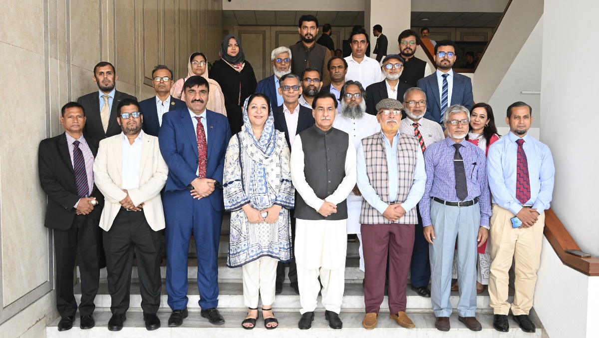 Islamabad 16.06.2026: Speaker National Assembly Sardar Ayaz Sadiq in a group photo with Bangladeshi delegation of members of Higher Education at Parliament House