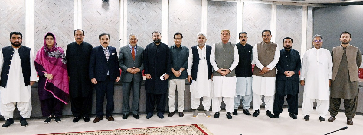Islamabad 29.06.2026:Speaker NA Sardar Ayaz Sadiq in a group photo with M. Ishaq Dar, Deputy PM and Foreign Minister, Jaffar Khan Mandokhail, Governor Balochistan; Sarfraz Bugti, CM of Balochistan, along with Members of the Balochistan Assembly.