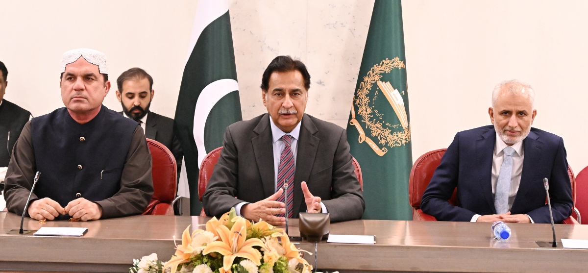 Islamabad, 28.07.2026: Speaker National Assembly Sardar Ayaz Sadiq met with delegation of lawyers from the Hyderabad High Court Bar Association at Parliament House.
