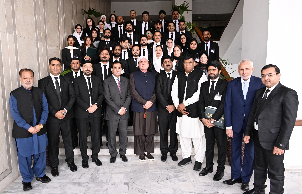 Islamabad, 28.07.2026: Speaker National Assembly Sardar Ayaz Sadiq in a group photo with delegation of lawyers from the Hyderabad High Court Bar Association at Parliament House.