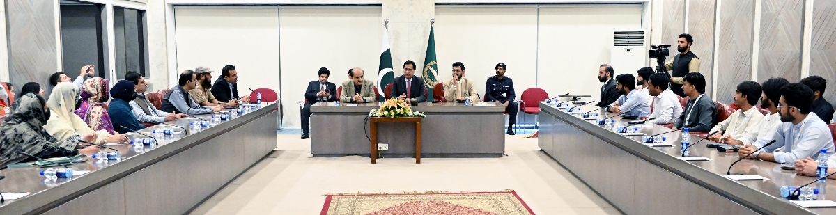 Islamabad 06.08.2026: Speaker National Assembly Sardar Ayaz Sadiq in a meeting with participants of the AI Launchpad Bootcamp Balochistan, along with Mr. Mohi Uddin Wani at Parliament House.