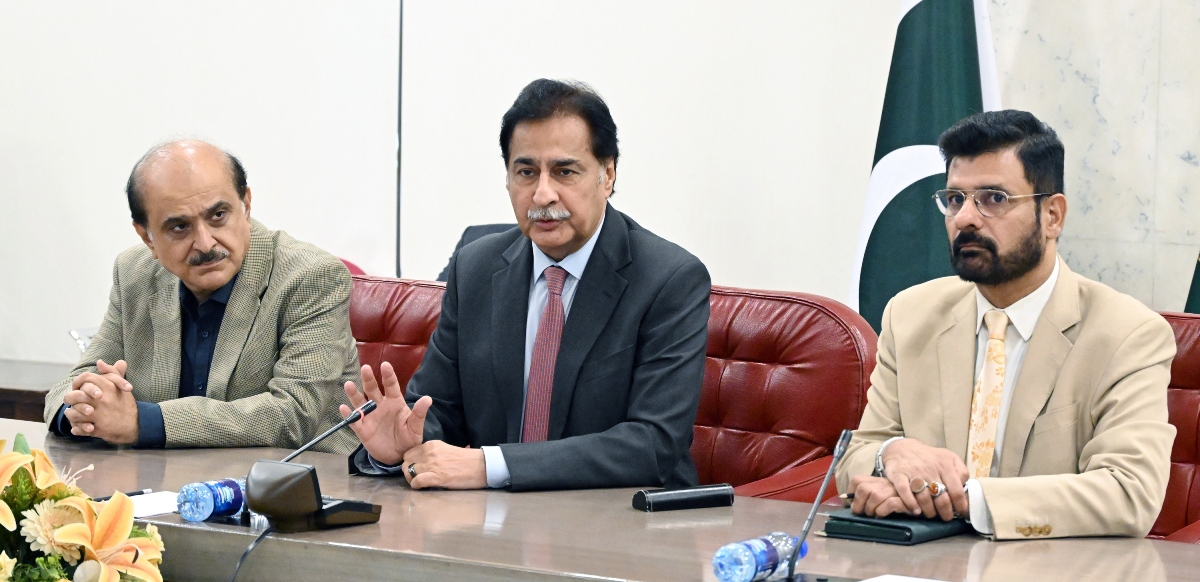 Islamabad 06.08.2026: Speaker National Assembly Sardar Ayaz Sadiq in a meeting with participants of the AI Launchpad Bootcamp Balochistan, along with Mr. Mohi Uddin Wani at Parliament House.