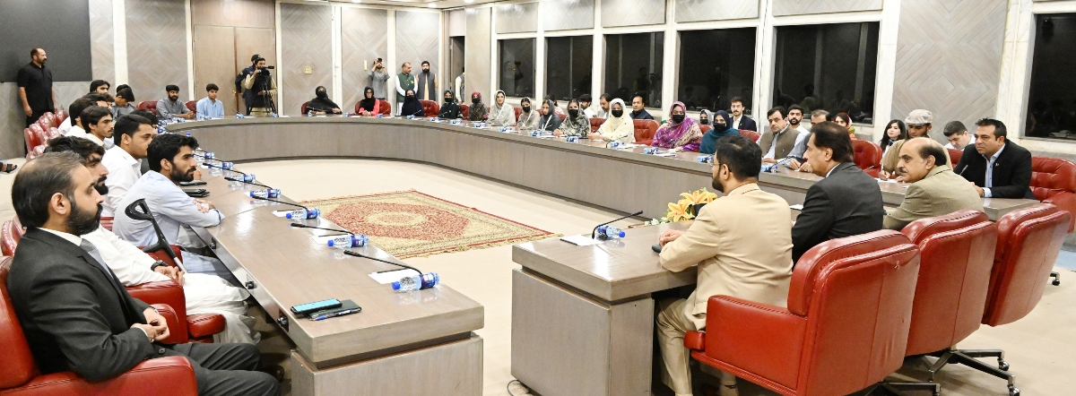 Islamabad 06.08.2026: Speaker National Assembly Sardar Ayaz Sadiq in a meeting with participants of the AI Launchpad Bootcamp Balochistan, along with Mr. Mohi Uddin Wani at Parliament House.