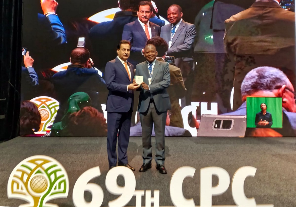 Islamabad, 17.09.2026: Speaker National Assembly Sardar Ayaz Sadiq receiving the 1st Green Mace Award at the 69th Commonwealth Parliamentary Conference, held in Cape Town, South Africa.