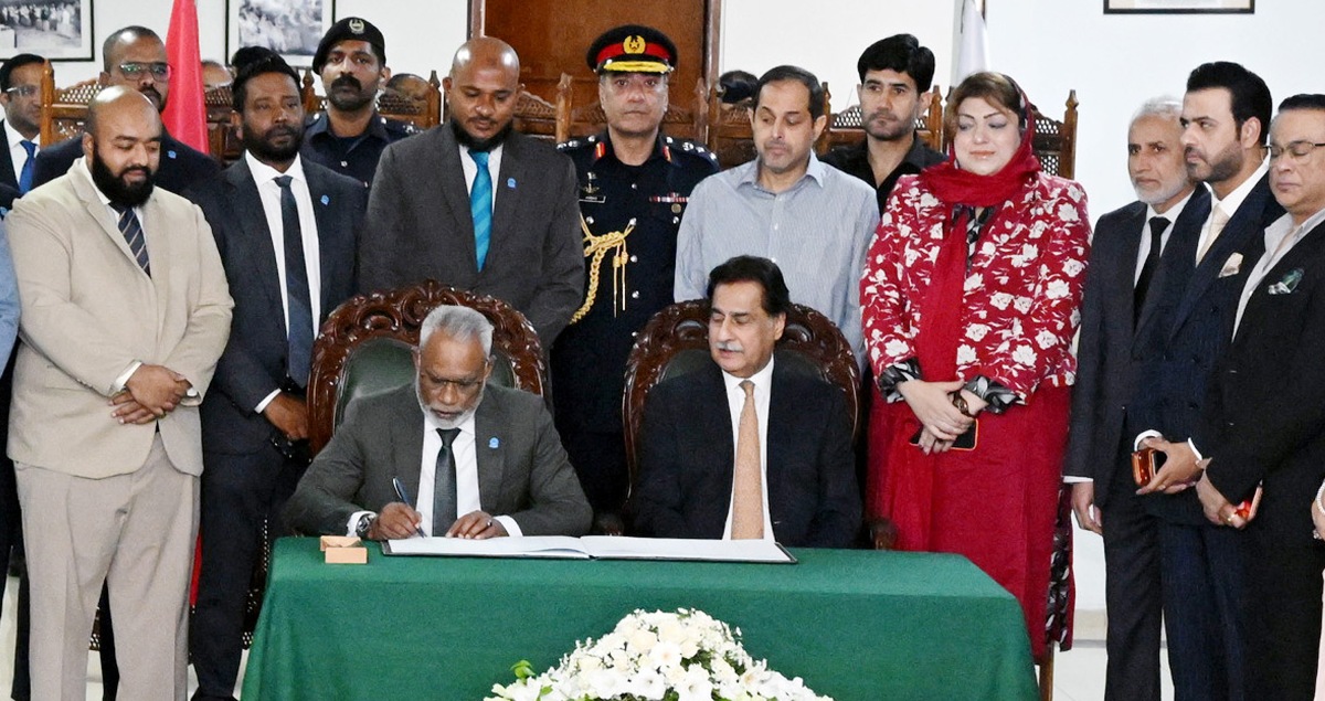 Islamabad 22.09.2026: Speaker of the People's Majlis of Maldives Mr. Abdul Raheem Abdulla inscribing his remarks in Visitor Book in Parliament House.